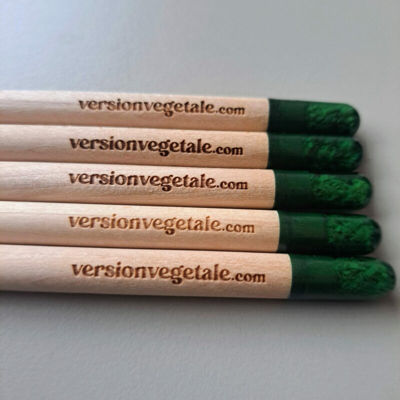crayon à graines avec gravure logo