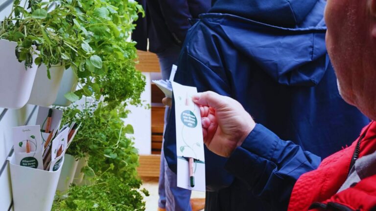 visiteur de salon professionnel recevant un goodies durable